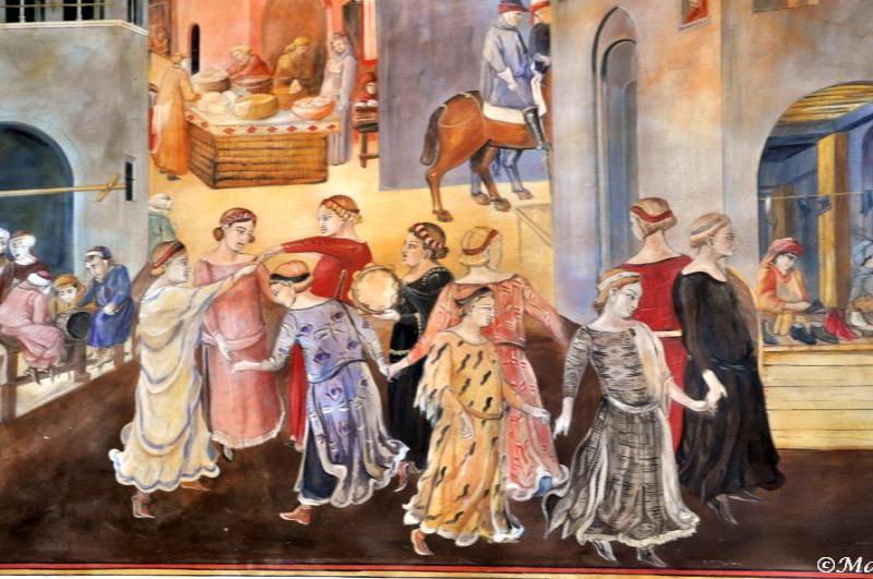 Фреска в Castello Di Amorosa: танцующие женщины и рыцарь на коне